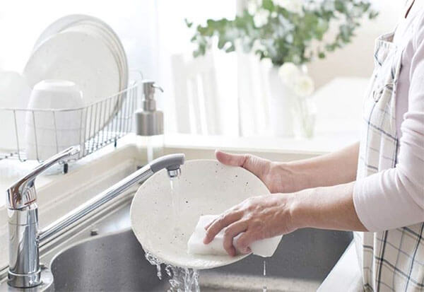 น้ำยาล้างจานสูตรเข้มข้น ทำความสะอาดได้หมดจด ทำความสะอาดได้มากกว่า ปลอดภัยไร้สารตกค้าง