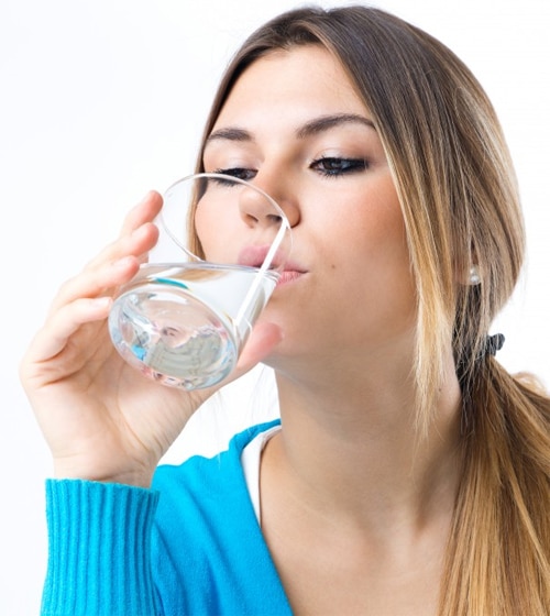 ดื่มน้ำให้คุณประโยชน์ต่อร่างกาย ทำให้เลือดไหลเวียนสะดวก และลดกลิ่นปาก