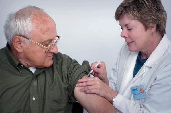 การฉีดวัคซีนเพื่อป้องกันโรคในผู้สูงอายุ